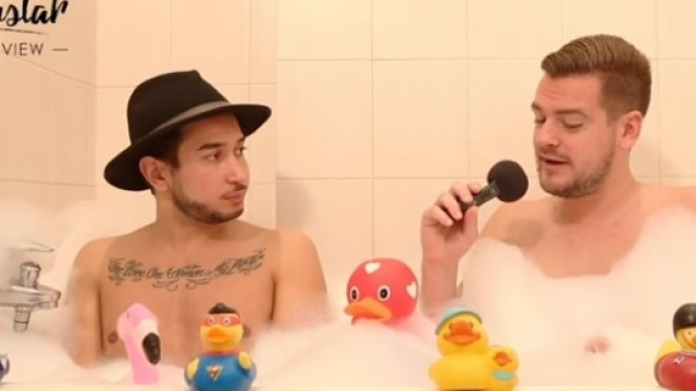 Axel balance tout en interview dans le bain de Jeremstar