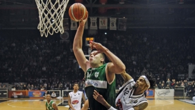 Fesenko in azione nella vittoria della Scandone Avellino a Caserta.