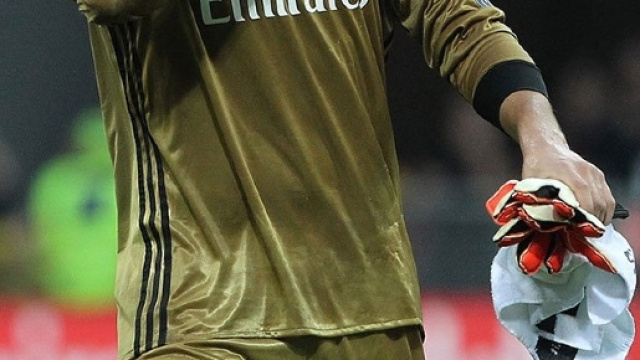 Gianluigi Donnarumma e il gesto che fa spesso all'altezza del cuore, dove c'&egrave; lo stemma del Milan