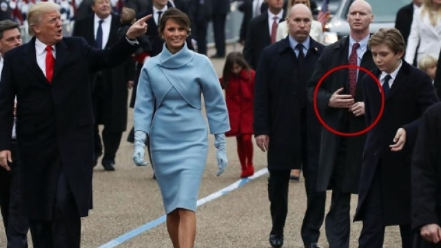 Il mistero della mano della guardia del corpo di Trump.