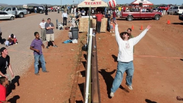 In un tratto del confine Usa-Messico il muro &egrave; diventato rete per una partita di pallavolo 'transfrontaliera'. Foto: twitter