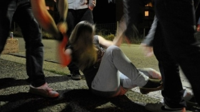 Le risate dei poliziotti davanti a una vittima di stupro