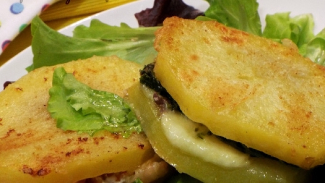 Patate fantasie ripiene gusto e sapore in tavola