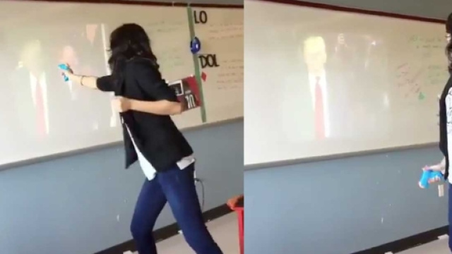 Professoressa spara alle immagini di Trump con pistola ad acqua.