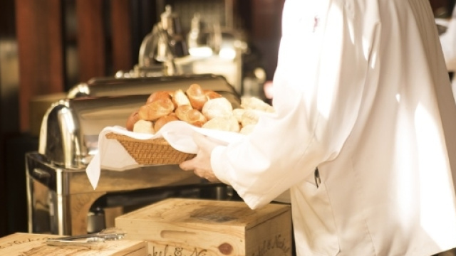 Un dipendente di sala durante il servizio.