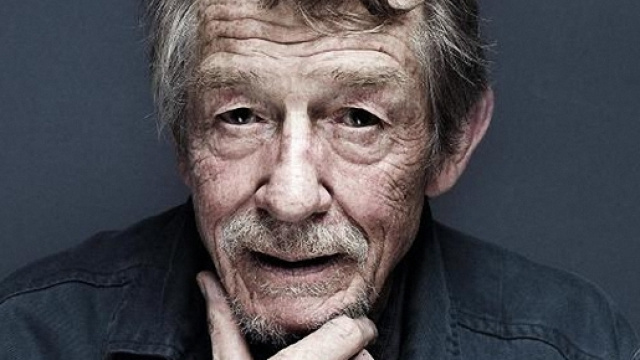 Un primo piano recente dell'attore.