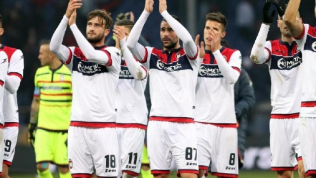 I calciatori del Crotone, squadra di Serie A.