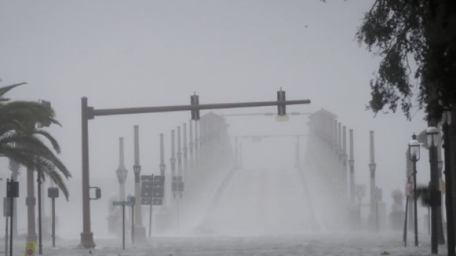 L'ouragan Matthew, affaibli, longe la c&ocirc;te est des Etats-Unis - voaafrique.com