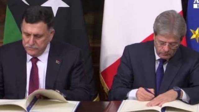 La firma del Memorandum. da sinistra: il premier libico Fayez Al Sarraj e Paolo Gentiloni. Foto da Quotidiano.net.