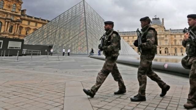 Parigi: militare spara a presunto terrorista. "Allah Akbar" l'urlo dell'uomo di fronte al Louvre