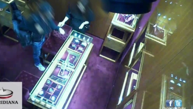 Roma, ruba orologio da sessantamila euro in via dei Condotti: arrestato