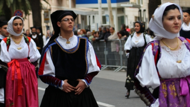Uno dei costumi della Sardegna, simbolo di storia dell'antica terra in forte crollo demografico