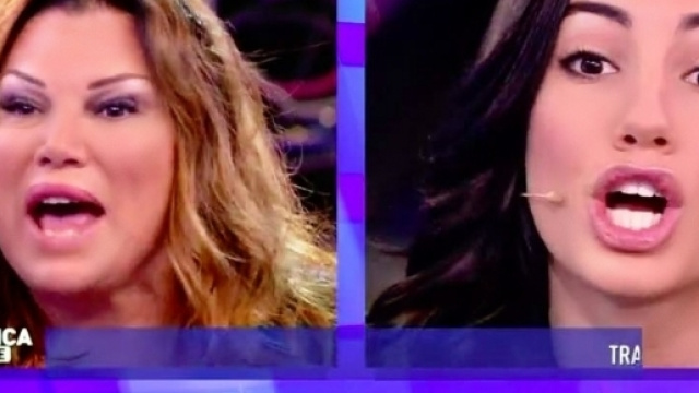A 'Domenica Live', lo scontro acceso tra #SerenaGrandi e #GiuliaDeLellis. #BlastingNews