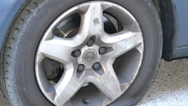 Bucava gomme delle auto posteggiate: sessantenne denunciato