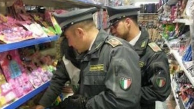 Continuano i sequestri di giocattoli contraffatti e pericolosi da parte delle forze dell'ordine.