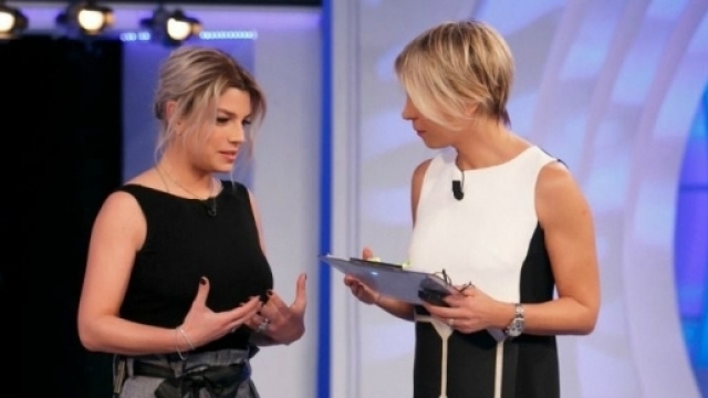 Gossip: Emma Marrone criticata per il look sfoggiato a C'&egrave; posta per te.