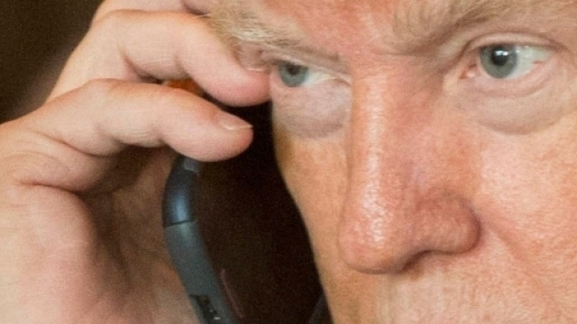 Il neopresidente Trump non vuole rinunciare al suo smartphone personale