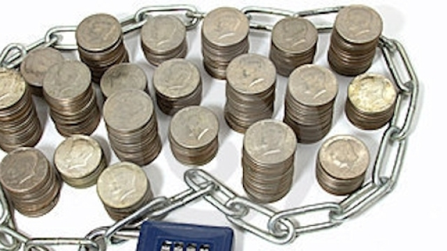 soldi incatenati monete lucchetto