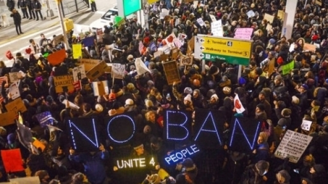Una delle proteste pubbliche contro il decreto 'anti-islam' di Donald Trump