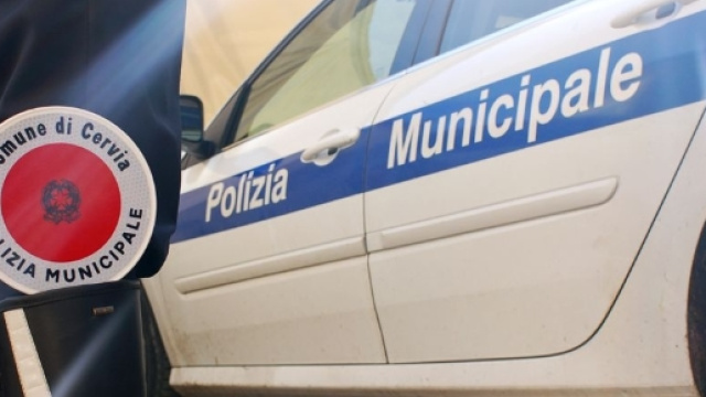 Vibo Valentia: fa crollare balcone con il camion e non si ferma.