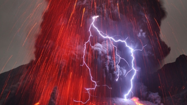 Fulmine sull'eruzione del vulcano Sakurajima