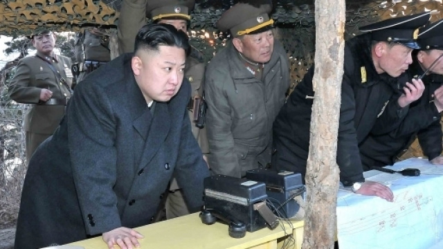 Kim Jong-un osserva il test di un ordigno nucleare.