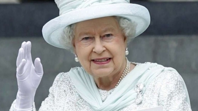 La novantenne Regina Elisabetta.