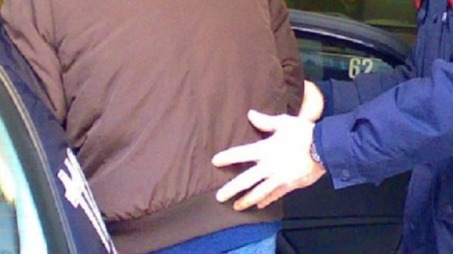 Malmena il rapinatore e lo consegna ai Carabinieri: &egrave; accaduto nel padovano.