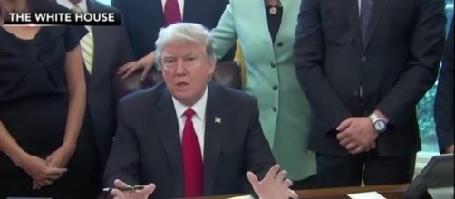 Trump reins in regulations in new order. Fox News (YouTube-Screenshot)