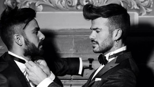 foto in abito da cerimonia pubblicata sul profilo Facebook di Mario Serpa