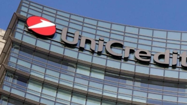 I bancari trascinano in rosso la Borsa, Unicredit crolla in attesa ... - lastampa.it
