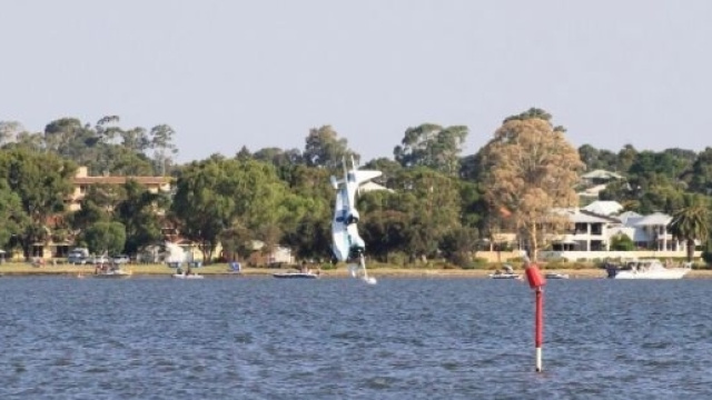 Il bimotore si schianta nel fiume Swan