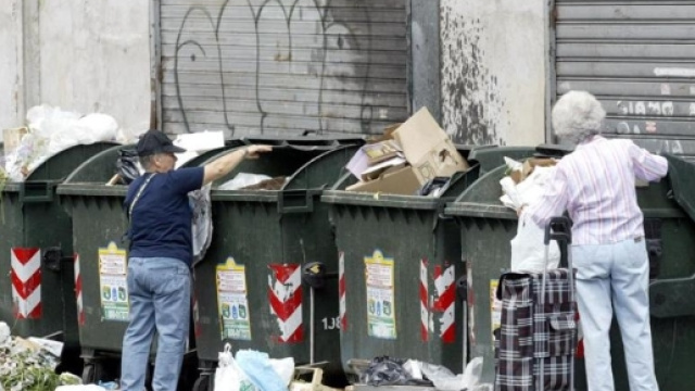 Italiani che frugano nei cassonetti. Secondo una stima saranno 9 milioni quelli che diventeranno poveri
