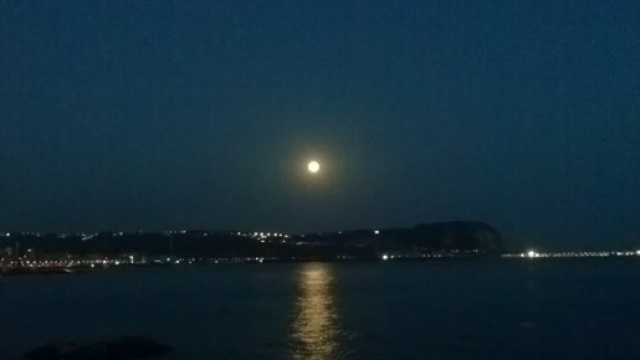 La cosiddetta Blue Moon vista da Pozzuoli