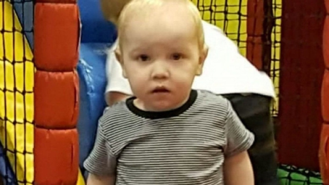 Spara colpo di fucile contro bimbo che piange