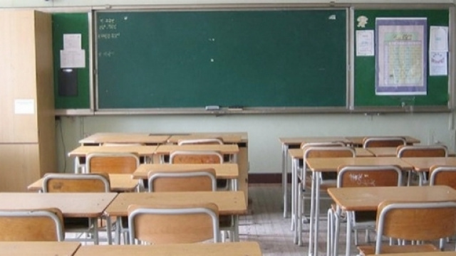 Ultime notizie scuola, luned&igrave; 30 gennaio 2017: legato e frustato, il padre denuncia scuola e insegnante