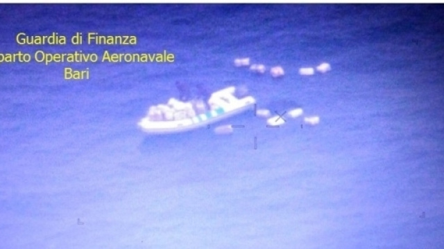 Un fotogramma del video dello spettacolare inseguimento della Guardia di Finanza