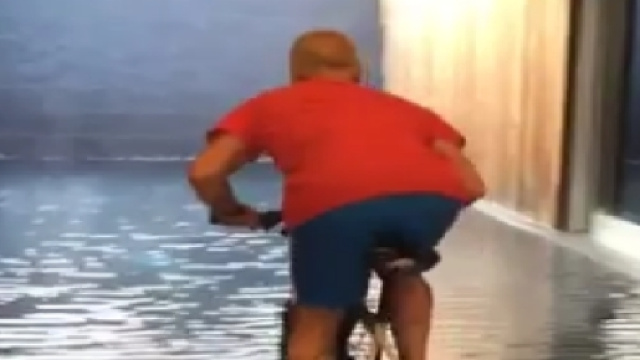 Vacchi balla e si tuffa con la bicicletta in piscina