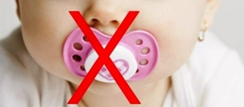 H&aacute;bito delet&eacute;rio mais comum entre as crian&ccedil;as: uso de chupetas. (Vhttps://goo.gl/images/c2VvPO)