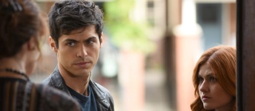 Shadowhunters' 2&times;05 Promo: 'Dust and Shadows' &ndash; TMI Source - tmisource.com