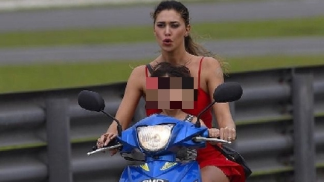 Belen e il piccolo Santiago sul ciclomotore senza caschi protettivi.