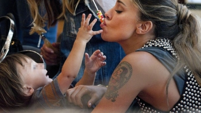 Bel&eacute;n Rodriguez, coccole con Santiago