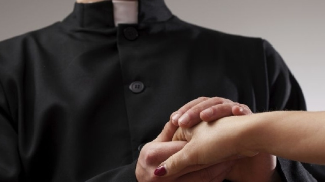 don Andrea Contin difeso dai parrocchiani