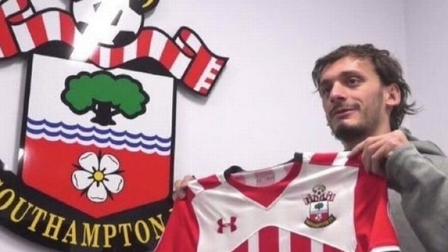 Gabbiadini mostra la maglia del Southampton