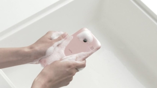 Kyocera Rafre2 resiste all'acqua e al sapone