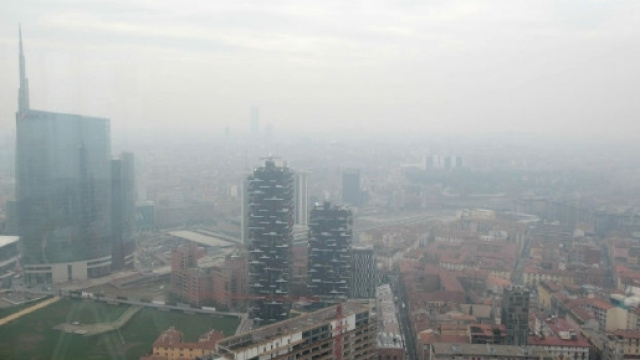 Lo smog su Milano e il nord Italia diventa un'emergenza