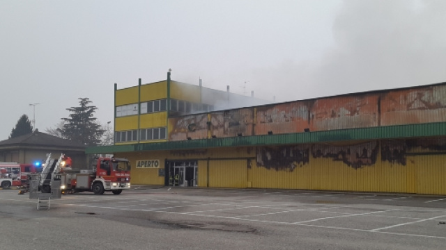 Pompieri in azione all'esterno del capannone