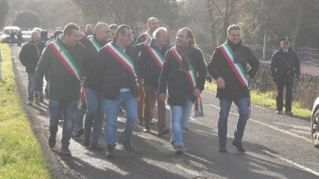 Sardegna, la marcia di protesta dei sindaci del Meilogu contro lo stato della SS 131 bis. (foto di Antonio Caria)