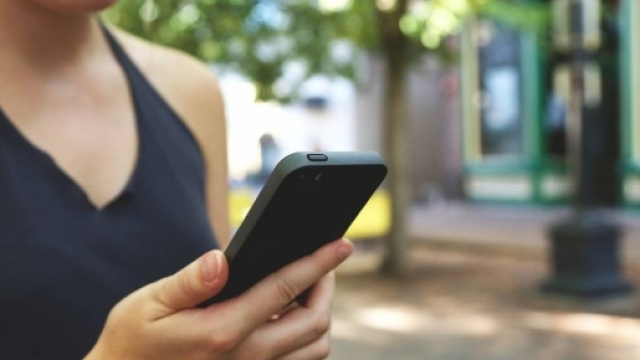 Si passa pi&ugrave; tempo a guardare lo smartphone rispetto a ci&ograve; che ci sta intorno