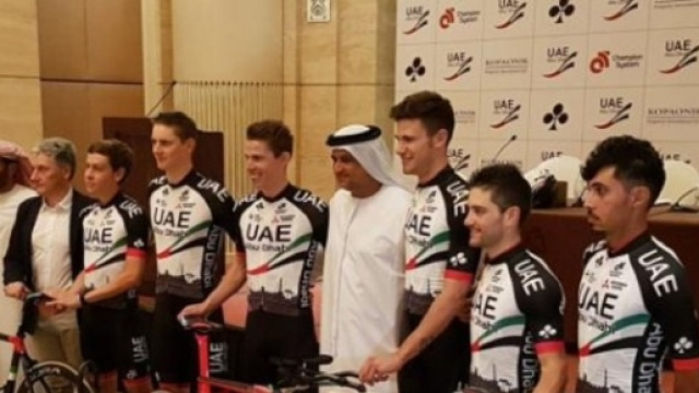 Le maglie del Team UAE Abu Dhabi